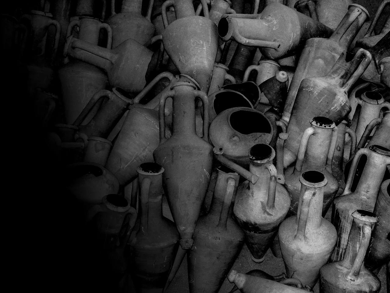 Amphores romaines empilées, le contenant du garum dans l'Antiquité.