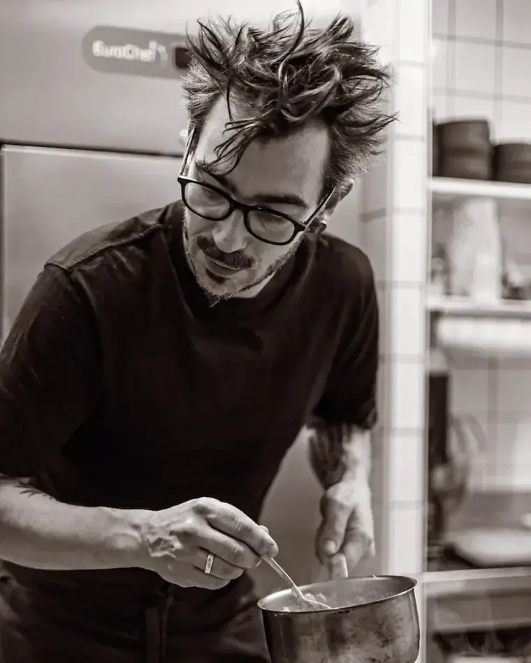 Le chef aux fourneaux.