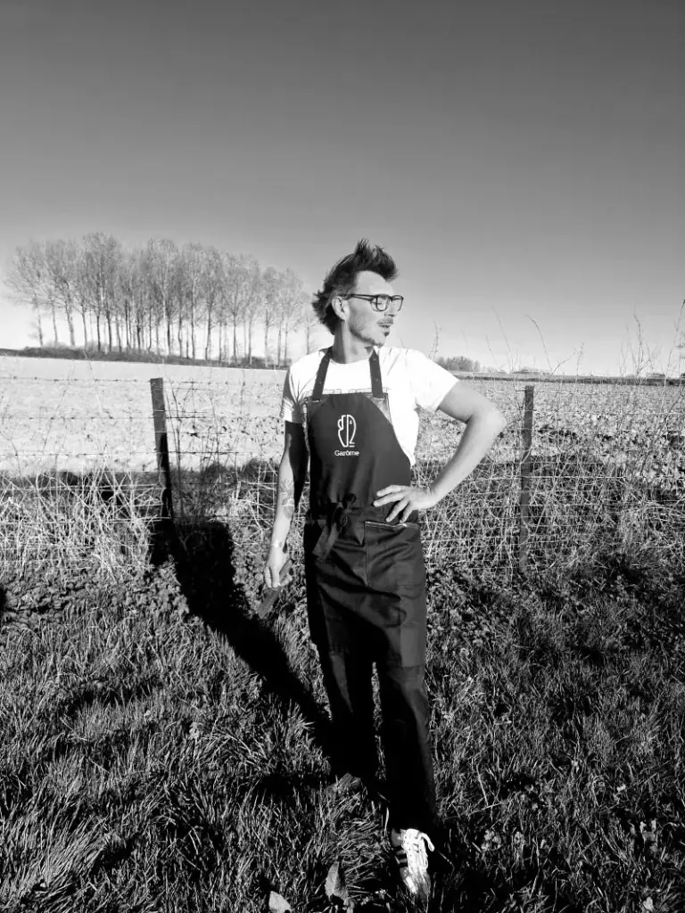 Le chef dans un champ, bêche à la main.