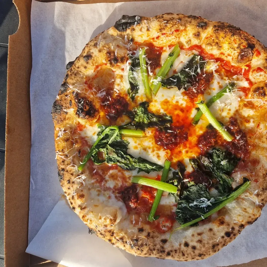 Une pizza sortie du four.