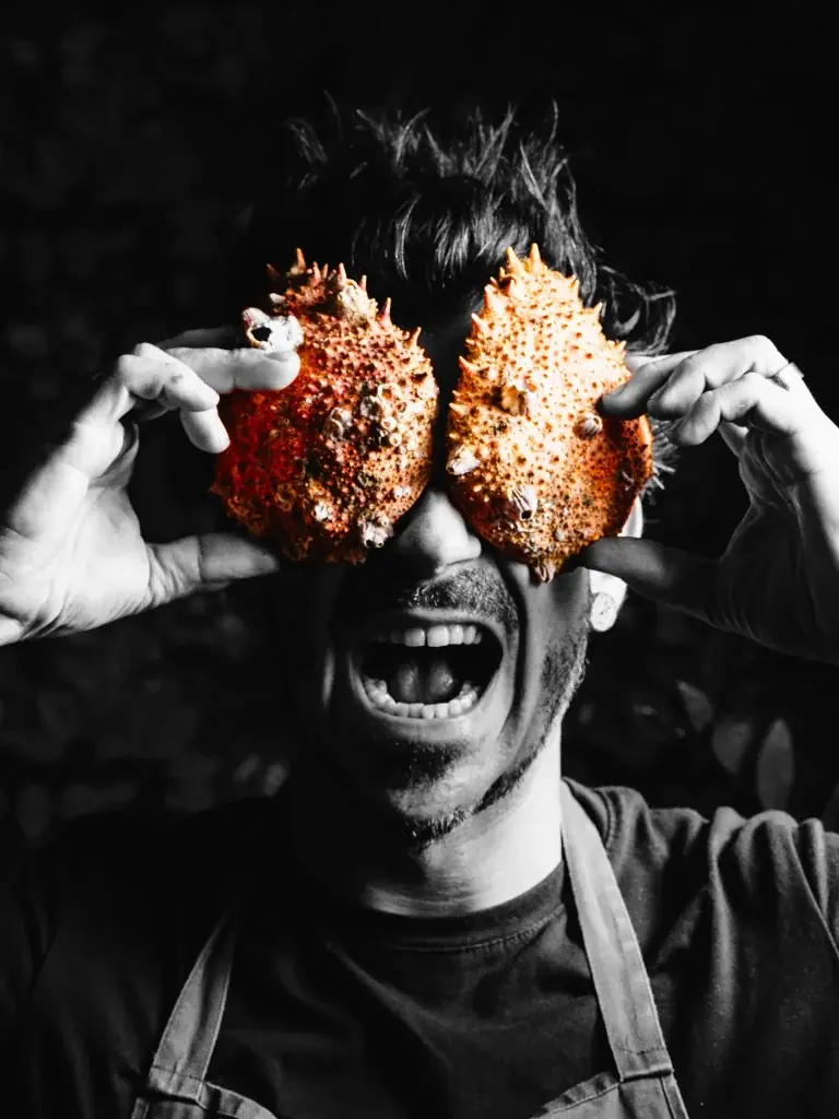 Alexandre Suergiu, deux crabes devant les yeux, criant.